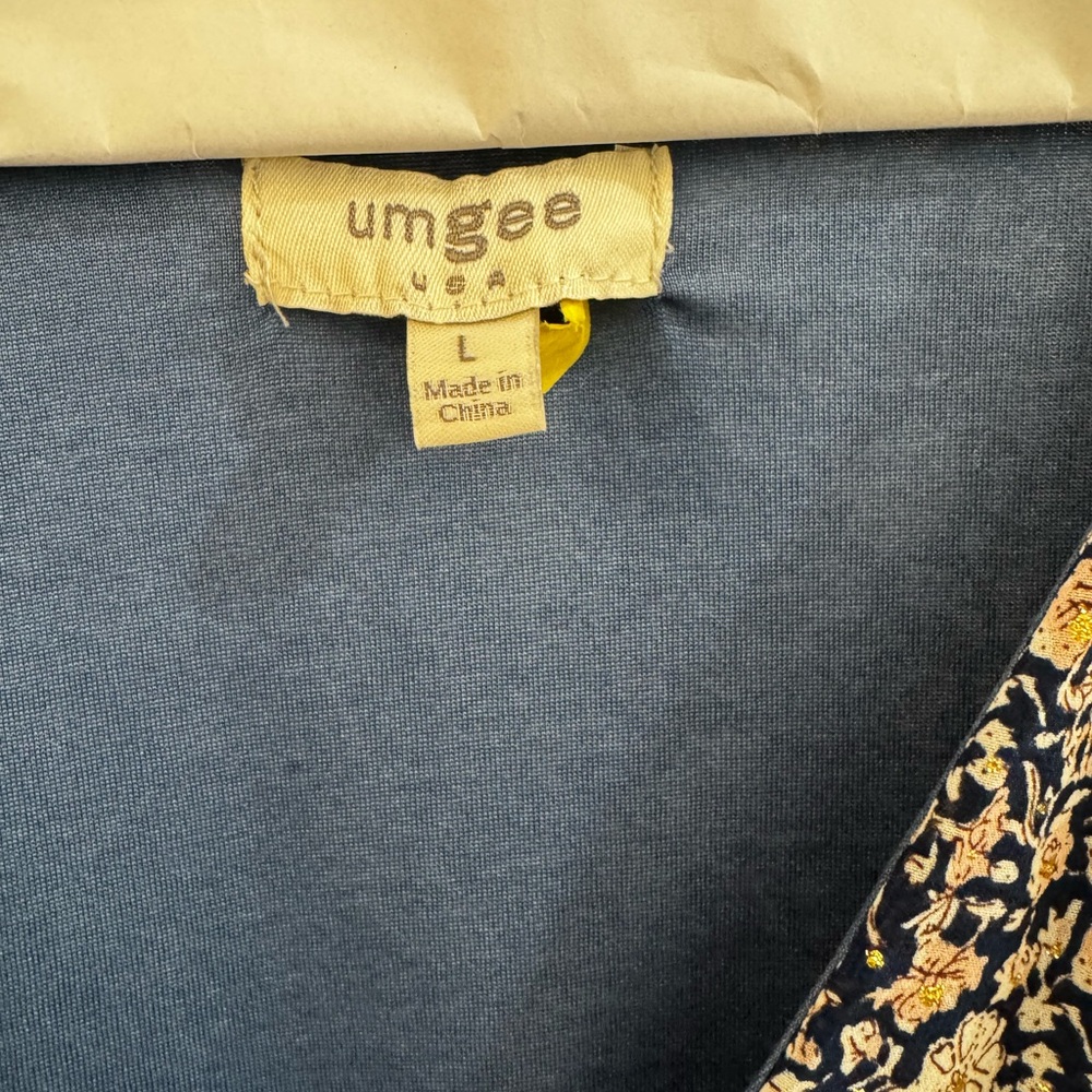 Umgee Navy and Beige Floral Top - Picture 5 of 5